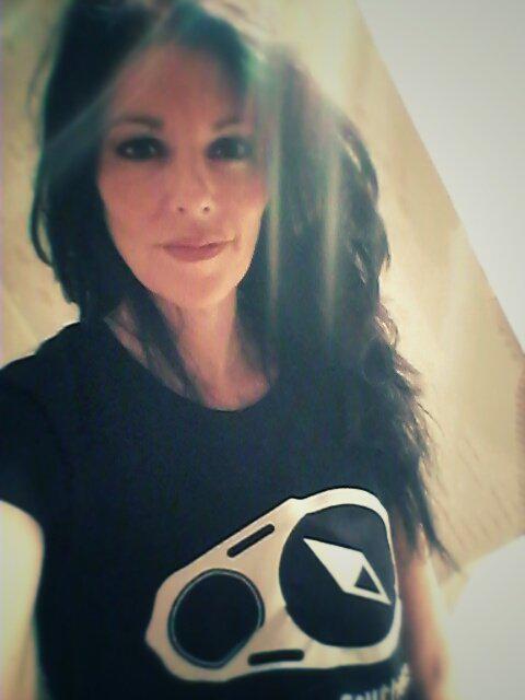 NievesJemezB's tweet image. Pues acabo de estar con los chicos de @offner_ y no os perdáis las camisetas y packaging que tienen. #diseño