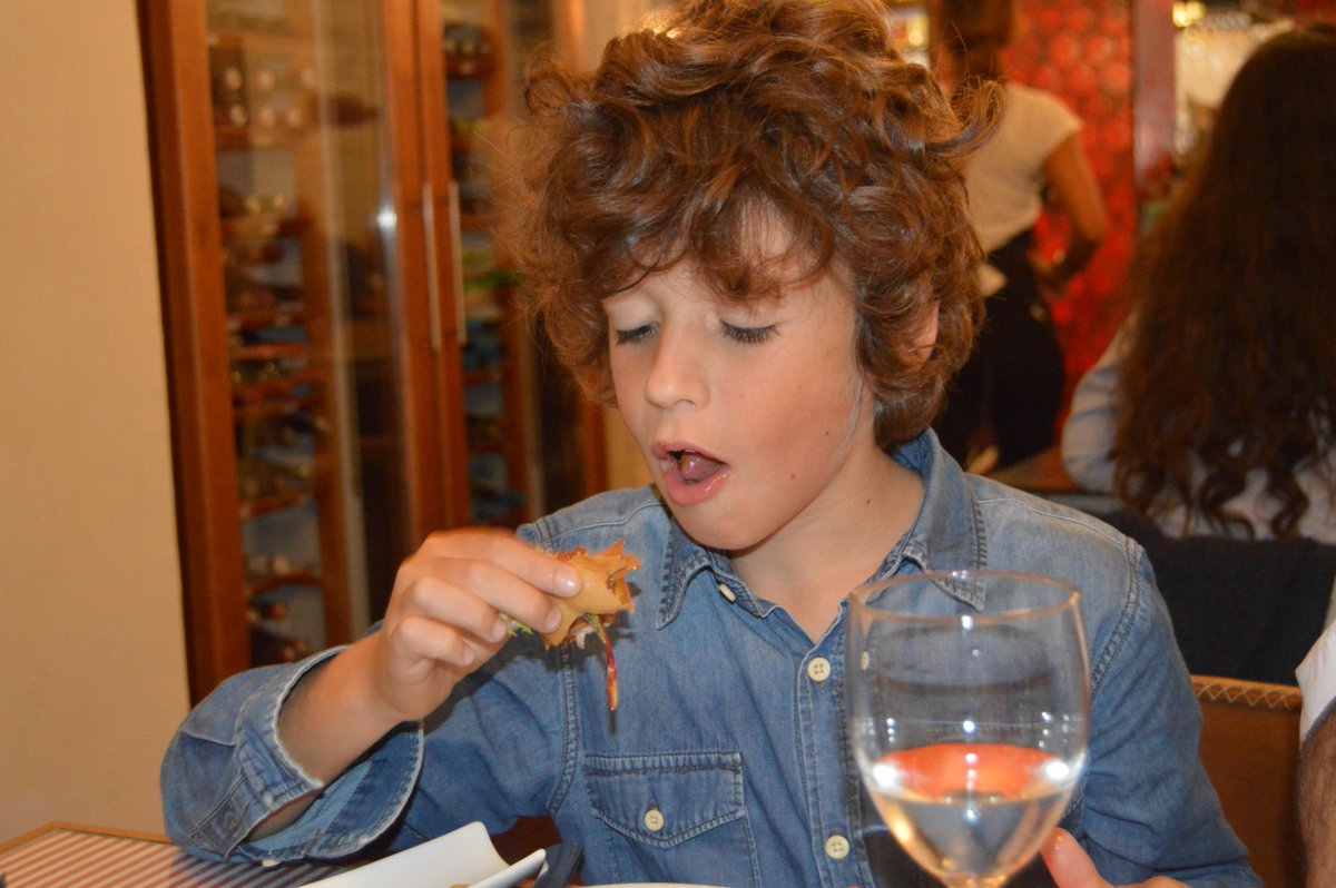 TxirimiriMadrid's tweet photo. Gourmets oficiales de #txirimirimadrid "Sandwitx crujiente de panceta" está muy rico #devoratapas #rutaretiro http://t.co/inFDrHlR1G