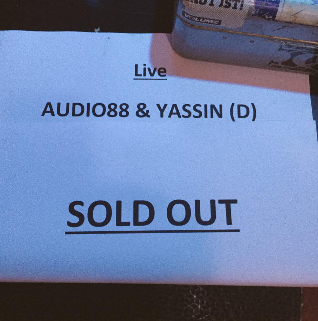 NormalerFahrer's tweet photo. Wien hat WÜRDE bewiesen.... #isso #soldout #waslos http://t.co/iHx8OZ1d1V