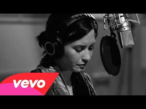 1061BLI's tweet photo. #LOVATICS!! How much more in love with #Demi are you after seeing #StoneColdLiveInStudio?!  - http://t.co/YNa7z3cRaf http://t.co/owsZwy7dtQ