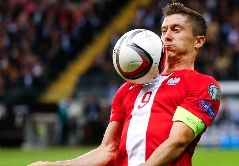Footballogue's tweet photo. [#STAT] Lewandowski 

Ses 4 derniers matches avec la Pologne: 8 Buts

Ses 4 derniers matches avec le Bayern: 12 Buts
http://t.co/i0EO9ndtEf