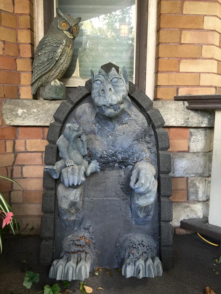 jungianLaura's tweet image. This is Arnold, the gargoyle at the front door of @InnerCityBooks. Thank you, @DarylSharp.