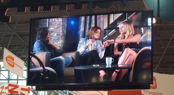 IanHardingITA's tweet image. Guardate Hanna che mostra l'anello di fidanzamento ad Aria!!! #PLL #PLLtimeJump #5anniDopo