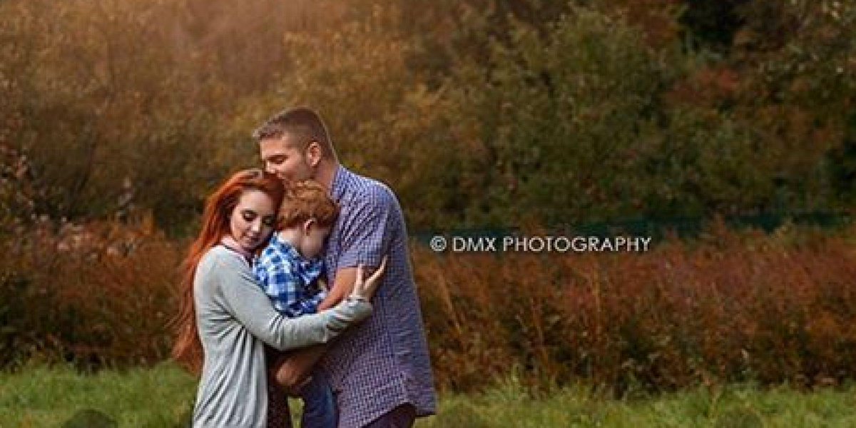HuffPostCanada's tweet photo. Family portrait honouring babies lost to #miscarriage is heart-wrenching http://t.co/L1lISzQL6z http://t.co/m4E5GRTb1r