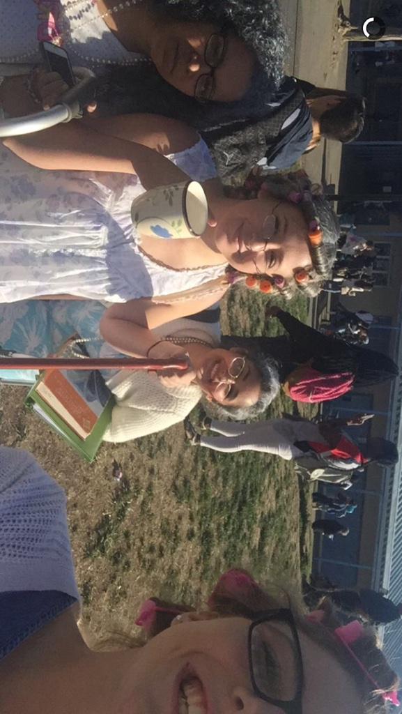 JamieZunigaa's tweet photo. Senior citizen day #Classof2016 😴🇺🇸🔥 http://t.co/ZPJvrdMmol