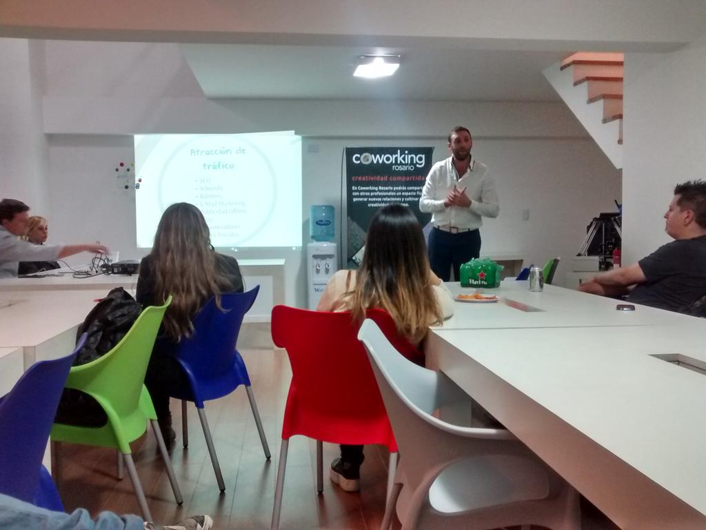 aldohcoria's tweet photo. A full con la charla de #MarketingDigital de la mano de los genios de @ip360_agency en @coworkrosario ! http://t.co/d6F7UAkW3C