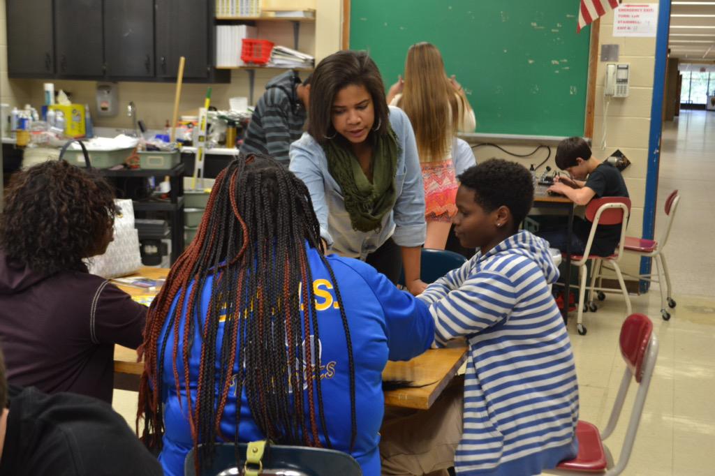 ea_robo_cat's tweet photo. The second year for this class and numbers are staggering!  With a class limit of 17, we have 28.  @teachleadchange http://t.co/rKtvWDRS8K