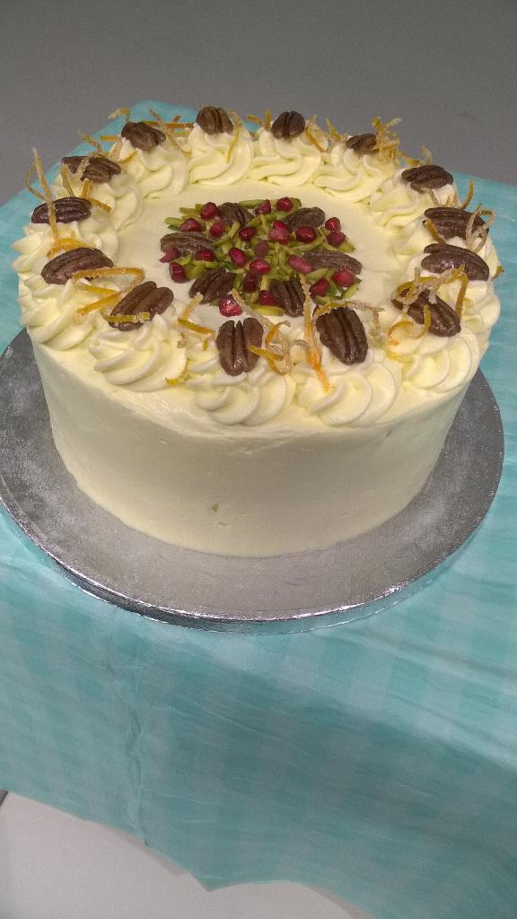 Erin_bee's tweet image. Had an ace time watching #GBBO Luis Troyano decorating this beaut @UrmstonBookShop #urmstonlibrary