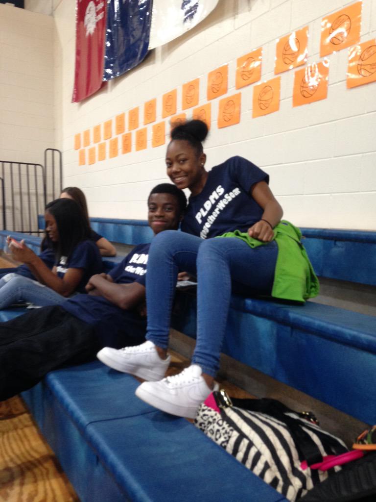 PLDunbarMS's tweet photo. Eagles supporting the home team...#EaglesSports #EaglesSOAR #PLDMSSports http://t.co/aHpYCc2usj