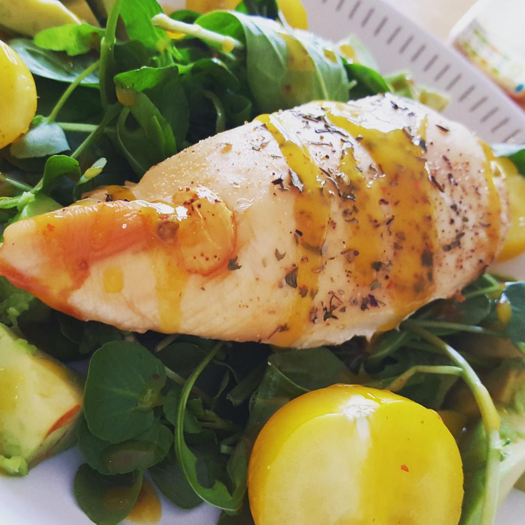 Garlic #chicken with #mango #pink peppercorn dressing. #foodporn #foodie #fitfam #eatclean #NutritionGuidance