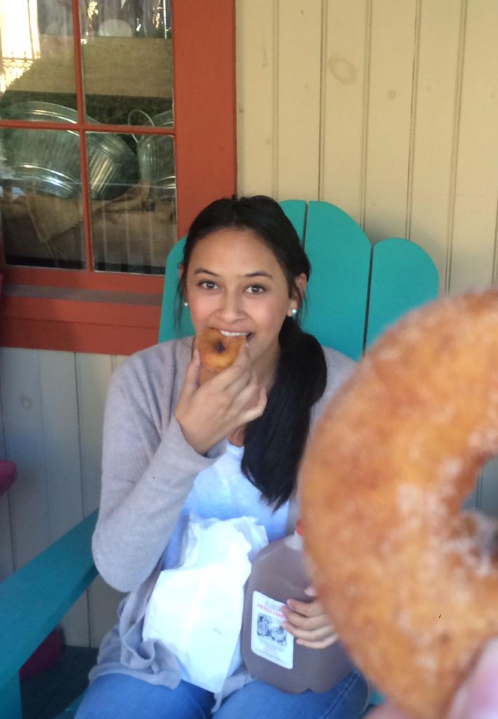 Jules_Driscoll's tweet photo. When your BFF looks good even when she had a donut in her face #donutmodel http://t.co/Cor1FnD9bI