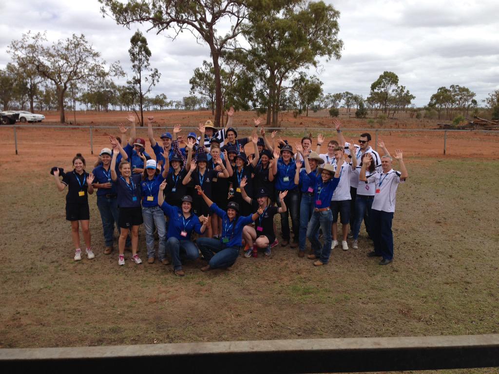 jcu_eresearch's tweet image. Students sprinting to an on farm sensor network at #DigitalHomestead Openday