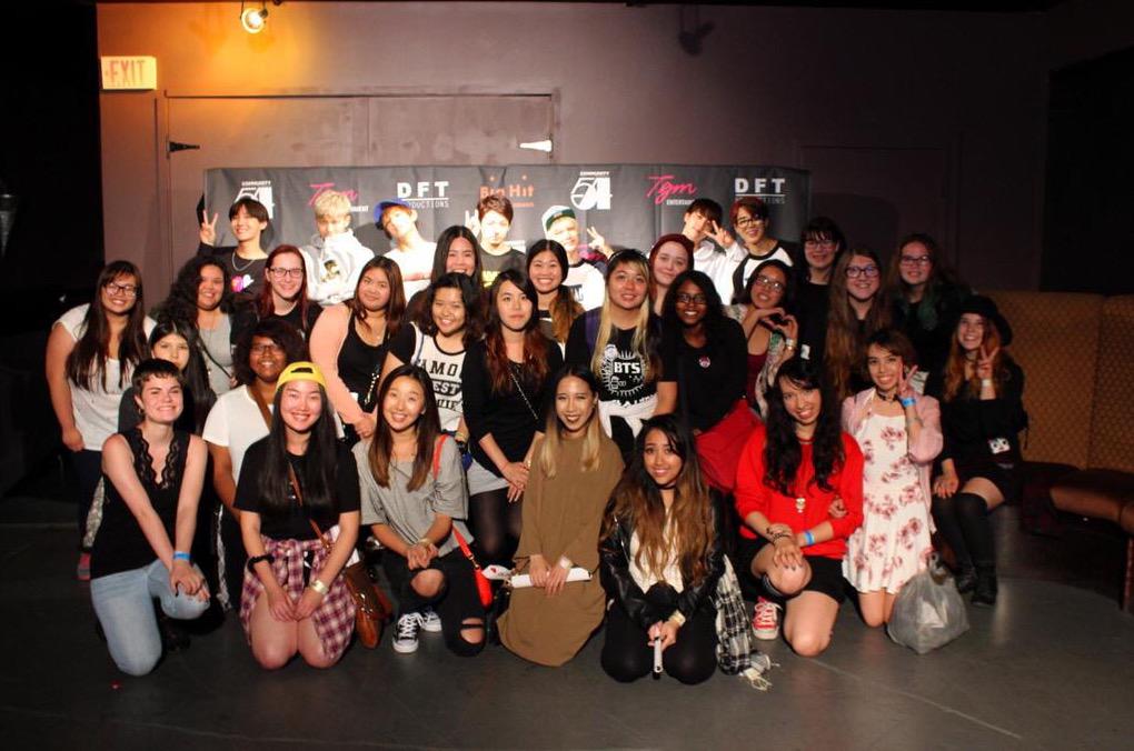 goyangeso's tweet photo. This is quite sad, it's like they took a group photo but BTS decided to photobomb π #HighlightInToronto http://t.co/9a4iW0HOWe