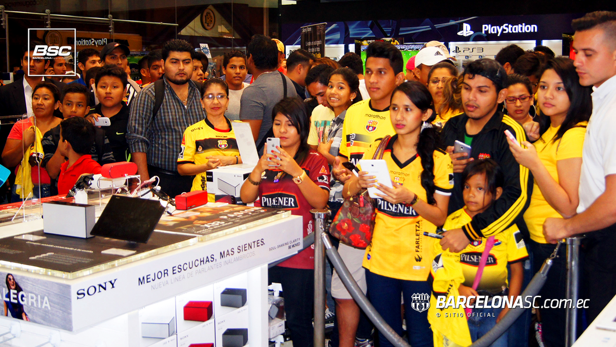 estoesBarcelona's tweet photo. Ayer los jugadores de BSC #BrahianAlemán y #GabrielMarques firmaron autógrafos en #SonyStore Mall del Sol | #SonyF… http://t.co/LiJAoEIpra