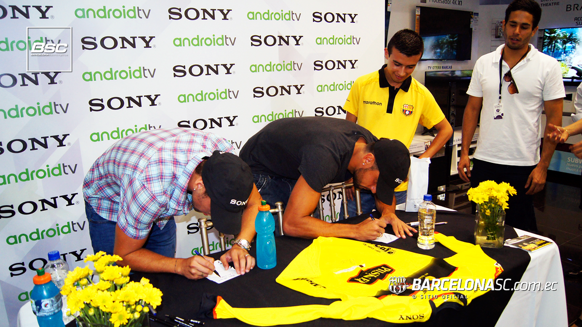 estoesBarcelona's tweet photo. Ayer los jugadores de BSC #BrahianAlemán y #GabrielMarques firmaron autógrafos en #SonyStore Mall del Sol | #SonyF… http://t.co/LiJAoEIpra