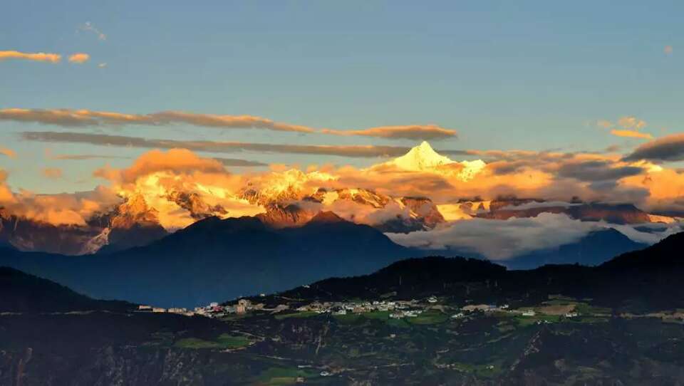 DiscoverYunnan's tweet photo. Meili Snow Mt between #Yunnan #Tibet best time: OCT-NOV for the splendid sunrise http://t.co/EhjAeefA9C