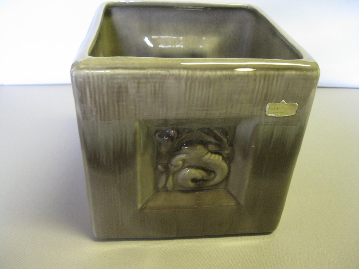 hazeleyes767's tweet photo. https://t.co/wFkLdiEeSJ #ourvintagehour #haegerpottery #planter #squarecube #grey http://t.co/0PvwXOcUSq