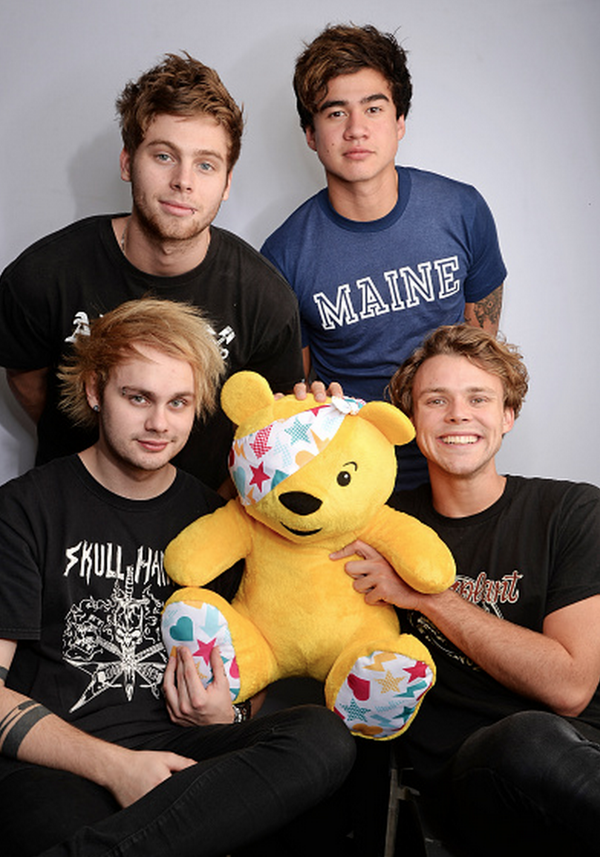 ew_malum's tweet photo. Awww @5SOS #5SOSARIAS http://t.co/ZwyfT5jfeW