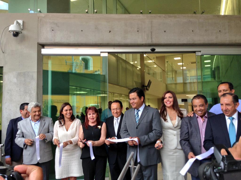 irapuatogob's tweet photo. @Sixto_Zetina @glzdoris @AnaKrmn develan placa inaugural del Centro de Gobierno ubicado frente a Teatro de la Ciudad http://t.co/cZgEFSj2bZ