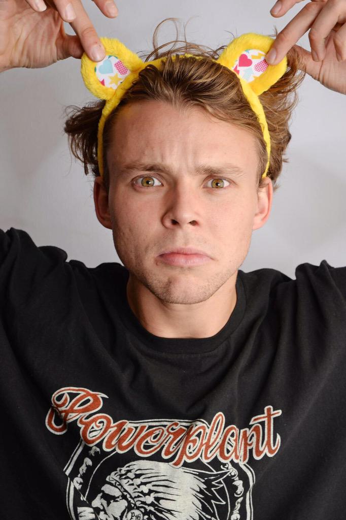 5SOSontours's tweet photo. Ashton for Children In Need! -t http://t.co/hH2KXmDNqf