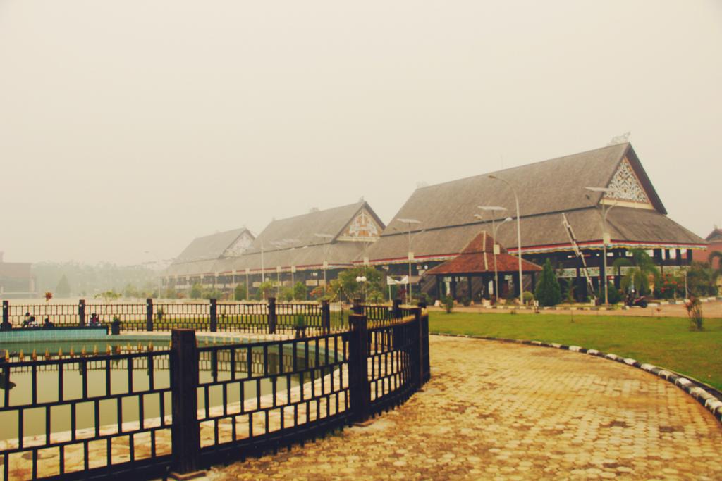 pantastic1049FM's tweet photo. Lamin atau rumah panjang rumah khas masyarakat suku dayak Kalimantan
#kubar #sendawar #kutaibarat http://t.co/cyeDFuCK9I