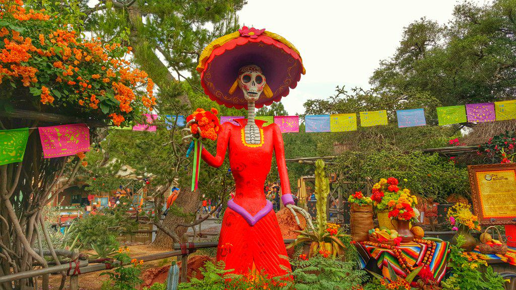DisPhotoFanatic's tweet photo. More spooky decorations!

#disneyland #disneyland60 #diadelosmuertos #halloweentimeatdisneyland http://t.co/dYm8UaVhXN