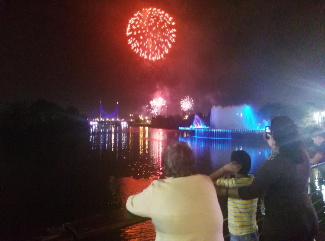 Ciudadanos observan los juegos pirotécnicos en el Malecón del Salado en #Guayaquil  vía <a href="/SGomezEcu13/">Stphi Gómez</a>