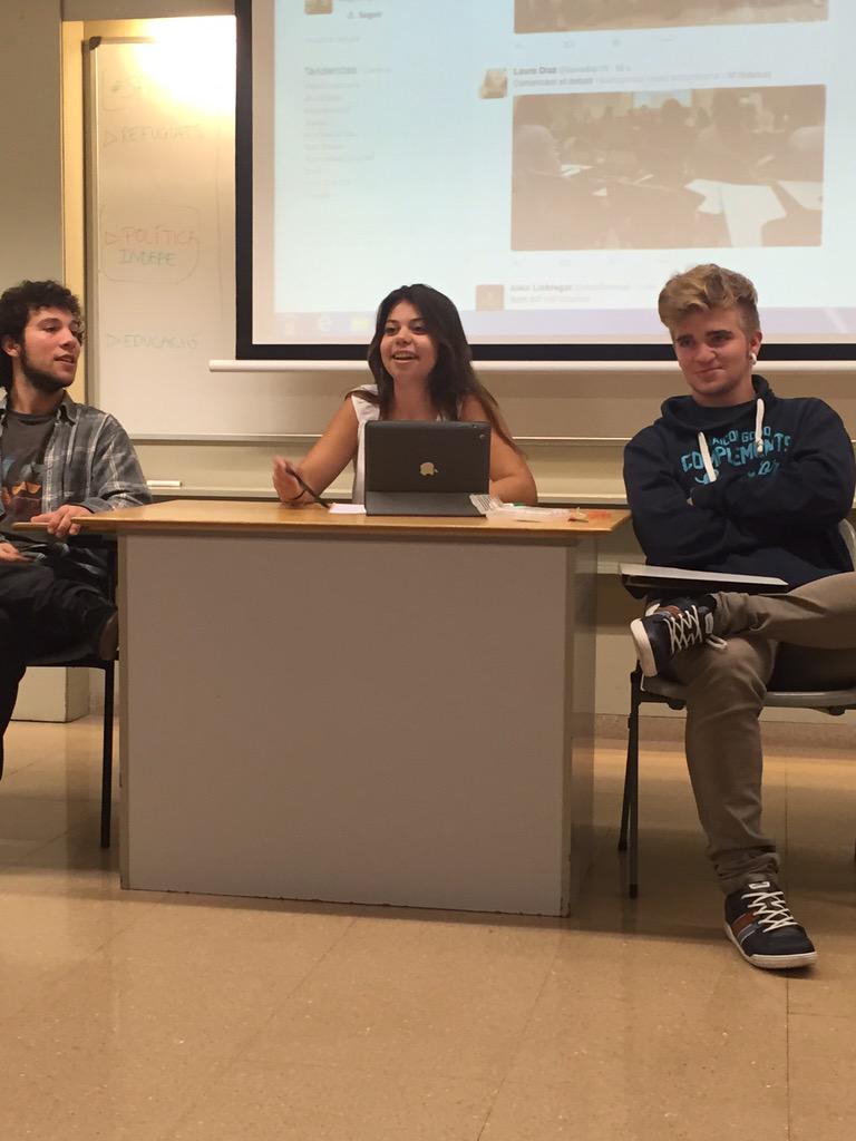 Carlaog8's tweet photo. La bona moderadora @Alba_vd17 a #SFiEdebat #blanquerna http://t.co/zvgpV3z6VJ