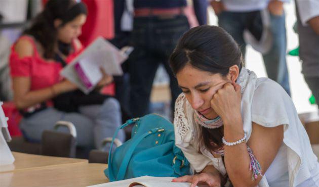 ElInformanteMX's tweet photo. Según #Encuesta del (INEGI) en el último año, los #mexicanos mayores de 18 años leyeron casi #4libros. http://t.co/VBnn4lStGb