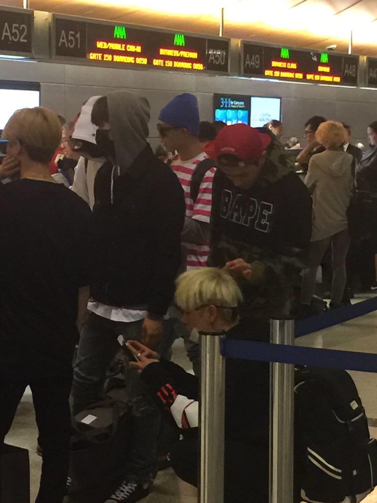 _MintieMint_'s tweet photo. iKON spotted at LAX. Lol Dongie is playing with June hair (pics credit to the owner) http://t.co/ERRWW3sM73