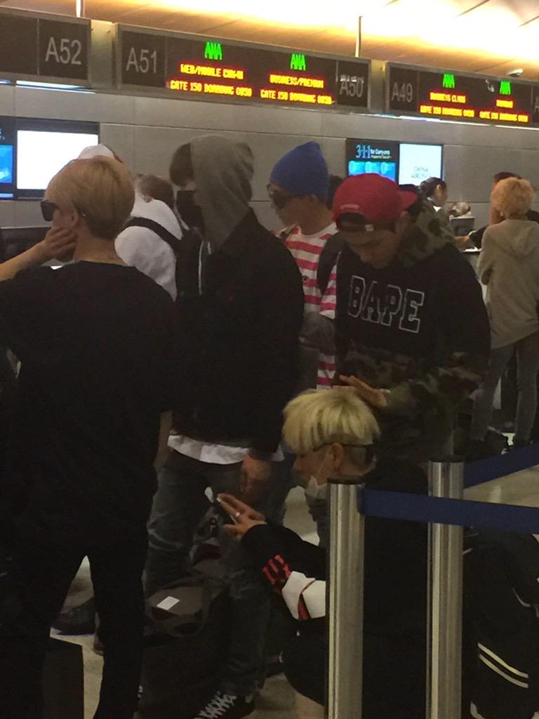 _MintieMint_'s tweet photo. iKON spotted at LAX. Lol Dongie is playing with June hair (pics credit to the owner) http://t.co/ERRWW3sM73