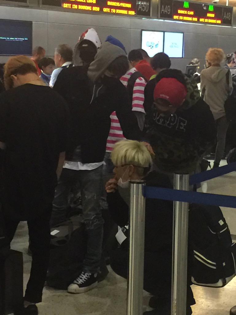 _MintieMint_'s tweet photo. iKON spotted at LAX. Lol Dongie is playing with June hair (pics credit to the owner) http://t.co/ERRWW3sM73