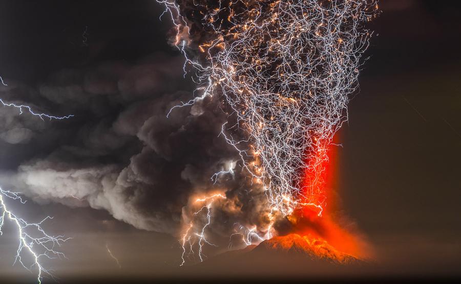 A wild volcanic eruption in Chile. Photo by @Negronifoto: goo.gl/2oq9WD #epic
