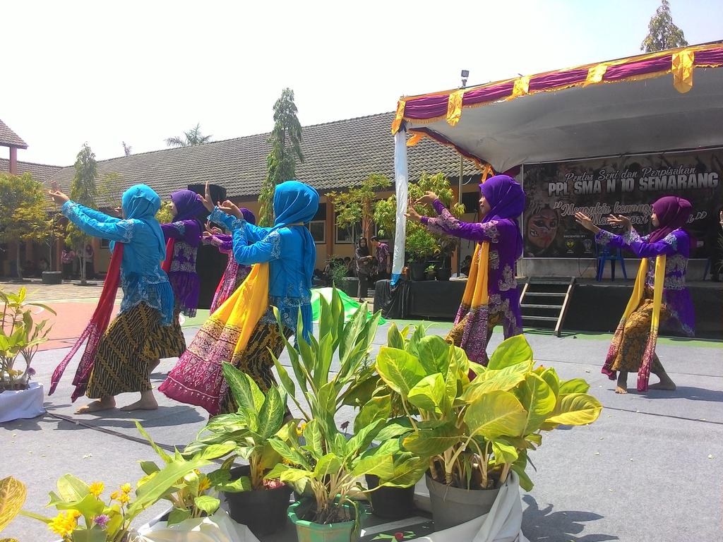 Penampilan tari mayong dari kelas 11
