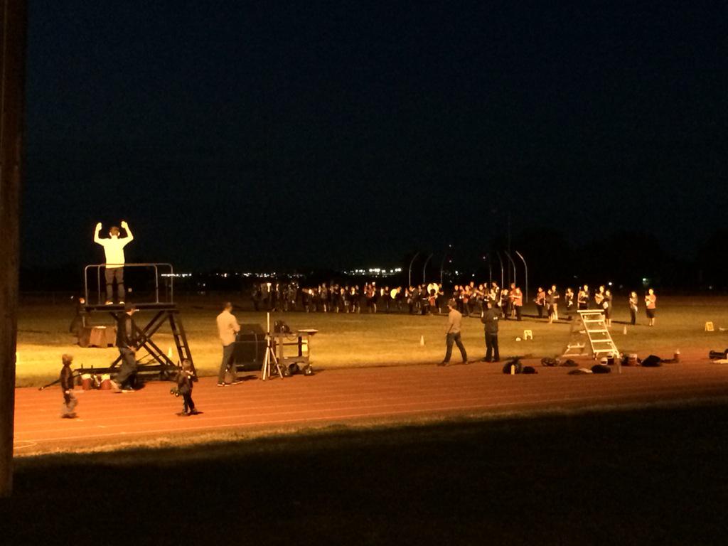 timeboxphoto's tweet photo. Beautiful dedication to the craft. The long hours that the school bands put in (this is @KamiakinBraves) &amp; it's 9pm. http://t.co/HeevZmfs2g