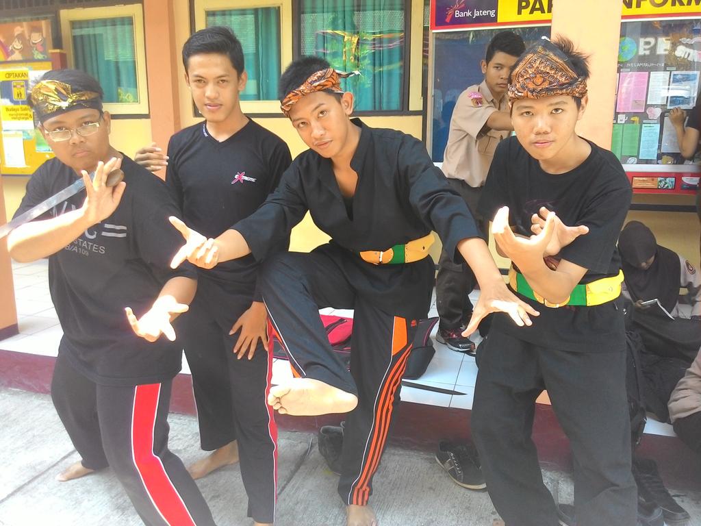 Para pemain maenpo cikalong smanten