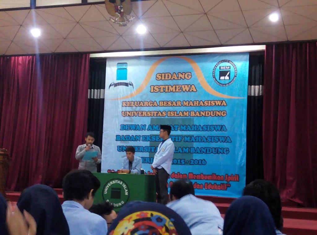 DAMfikomunisba's tweet photo. Suasana sidang istimewa keluarga besar BEMU &amp; DAMU periode 2015-2016, berlokasi di Aula Utama UNISBA. http://t.co/1U56Ood8LH