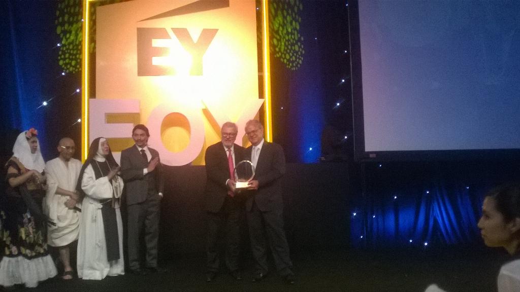 EYMexico's tweet photo. Francisco Álvarez, CEO de EY México, entrega premio a Ganador Nacional #EOYMX15 http://t.co/X8OS0JJkqL