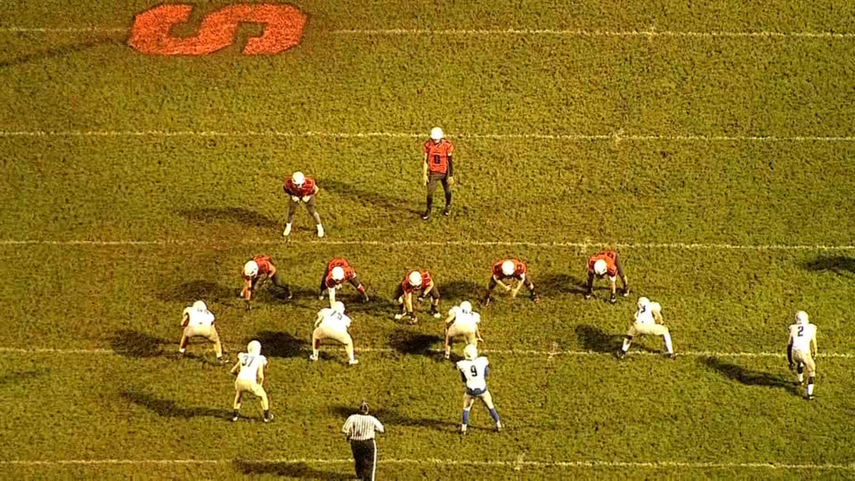 fridaylights's tweet photo. @SHSATHLETIC keeping it classic with real deal grass/dirt @ScappooseHigh Homecoming vs. @vcvaliants #Fox12FNL http://t.co/9UvZs6xr2y