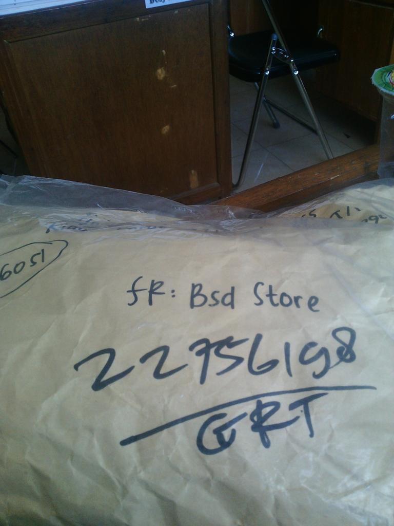 Iwanrahmawan_'s tweet photo. Barang nyampe dengan selamat gan, tengkiyu 😍 @BSDstore http://t.co/2J3on7BxlP