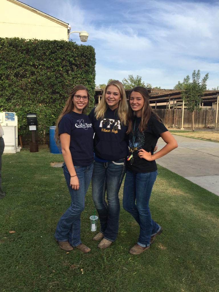CactusQueen1999's tweet photo. Just Out here, tryin to teach some sweet kids about what we love the most💙💛🐮 #Farm2You #LoveThemTaDeaatth @Lowayway http://t.co/DHY7gAFFUL