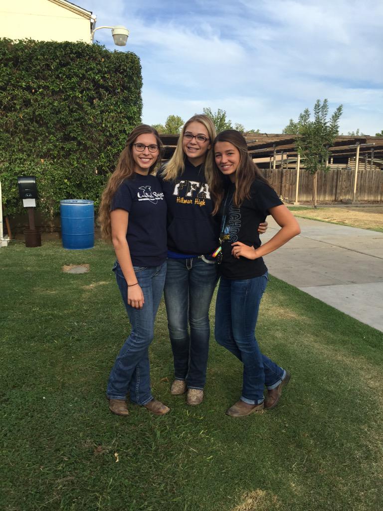 CactusQueen1999's tweet photo. Just Out here, tryin to teach some sweet kids about what we love the most💙💛🐮 #Farm2You #LoveThemTaDeaatth @Lowayway http://t.co/DHY7gAFFUL