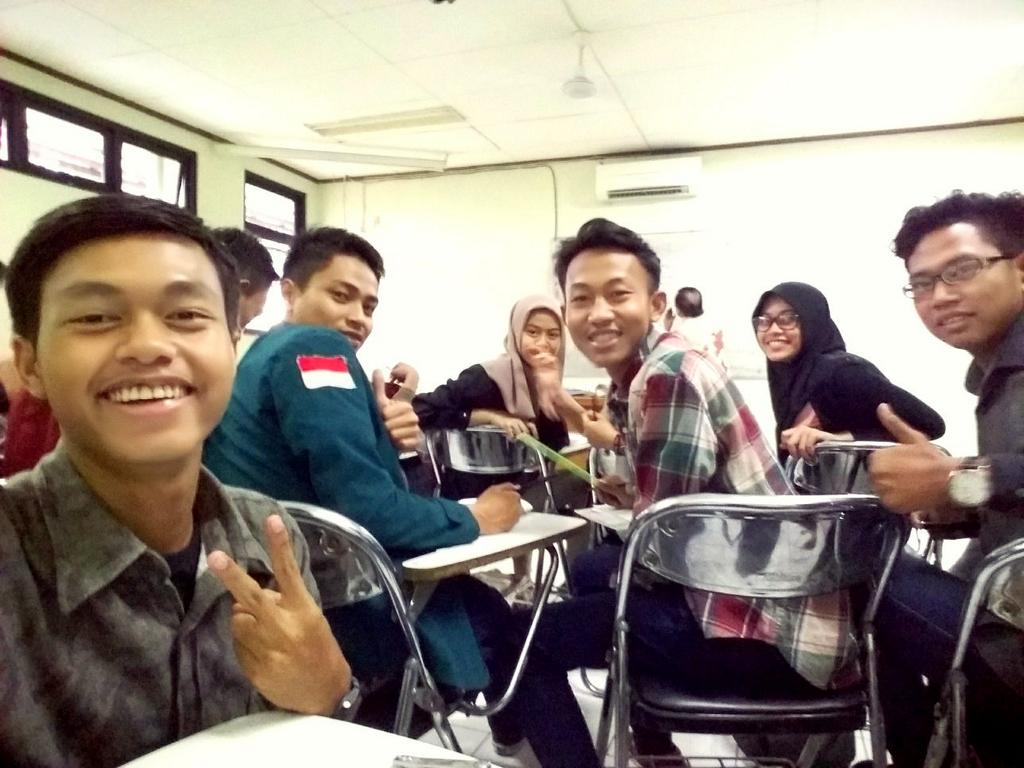 nickyptrL's tweet photo. Dosen lagi nerangin kita mah malah selfie😁😁 http://t.co/r2vuH8D8Ho