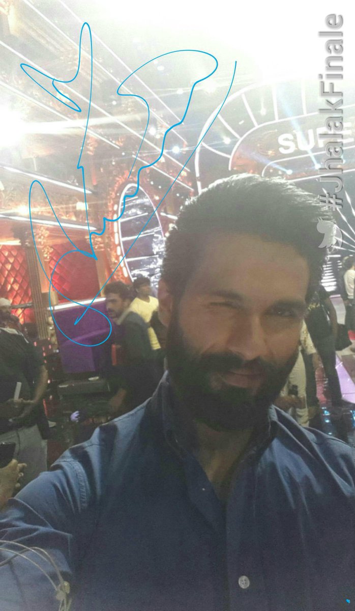 RT: @ColorsTV Here's something for you @shahidkapoor fans to go crazy over!
#JhalakFinale