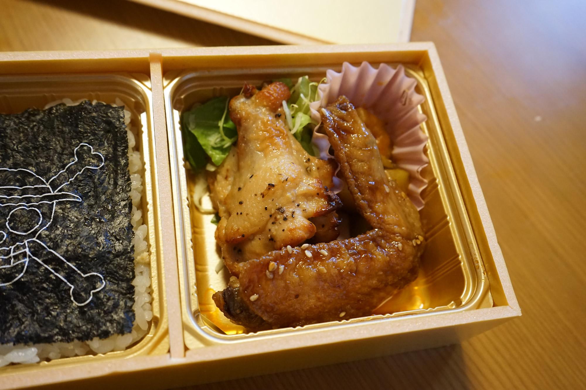 麦わら屋 ワンピースフィギュア グッズ 麦わらの一味 海賊弁当 こちらは肉がっつりの洋食風お弁当ですね ワンピース歌舞伎 Http T Co X2yymanjcl Twitter