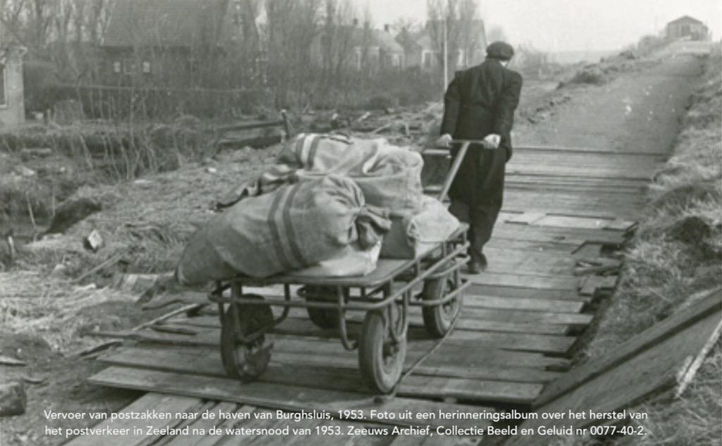 zeeuwsarchief's tweet photo. 9/10 #WereldPostDag. Ode aan #Post in 1953: bekijk foto's postbezorging na #Watersnoodramp http://t.co/i4pyJRRApv http://t.co/NZOCWfnDCo