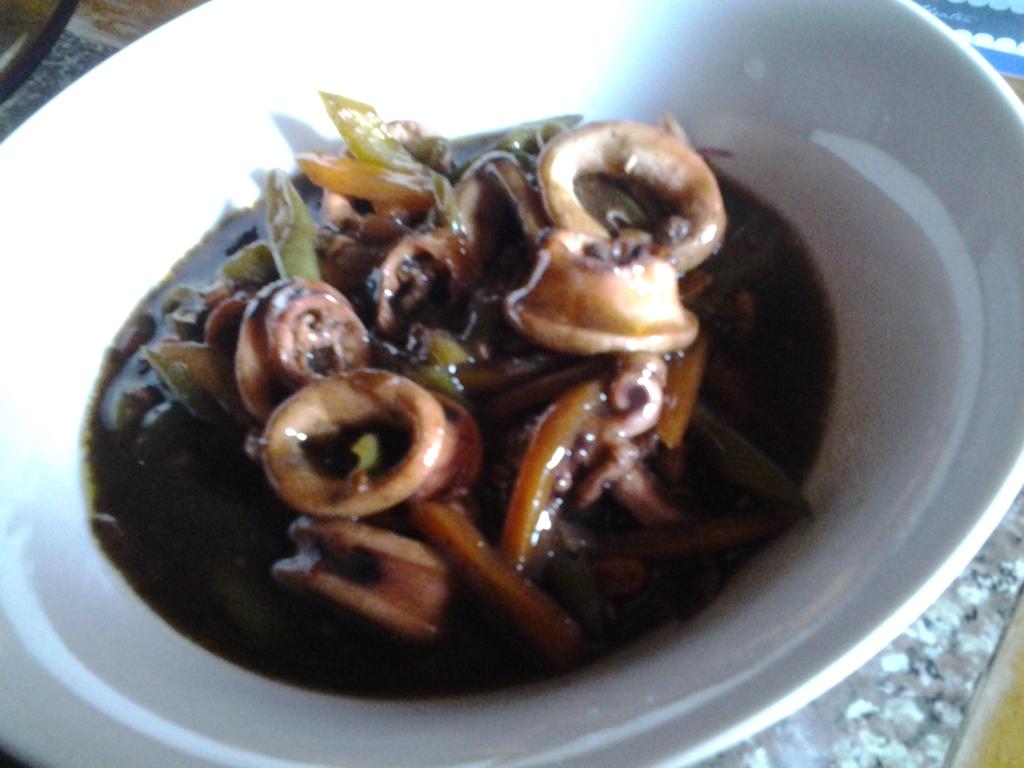 VashaShadow's tweet image. Lunch po tyo. #spicysquid #withveggies #busog