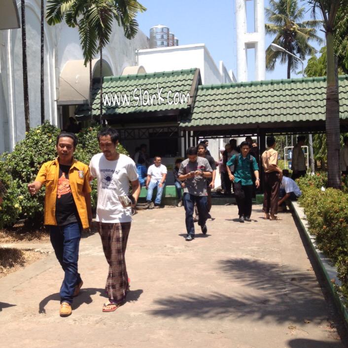 Baru selesai Jumatan di Masjid Nurul Iman, ada yang barengan tadi?!? #SlankDiMakassar #ReognRoll