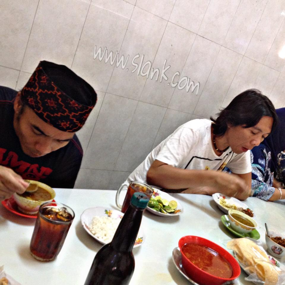 Lanjut wisata kuliner, menunya Pallubasa! Hehe, biar makin rawwkkk di #KonserEksklusifSlank #ReogNRoll