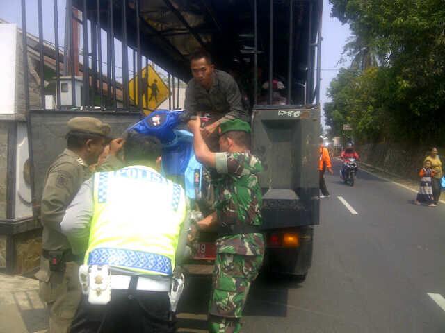 Penertiban trus dilakukan '<a href="/DediMulyadi71/">Kang Dedi Mulyadi</a> Kepsek SMA/SMK kaya nya kurang Sosialisasi nech '@disdikpora_pwk '<a href="/ernus4/">rasmita</a>